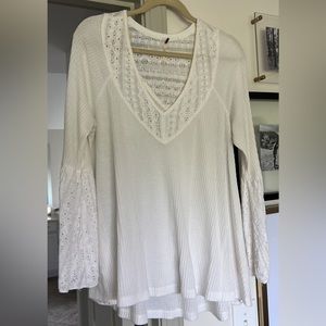 Free people white tunic bell sleeve top with eyelet details. Sz. M🤍